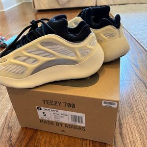 YEEZY 700 Sneakers